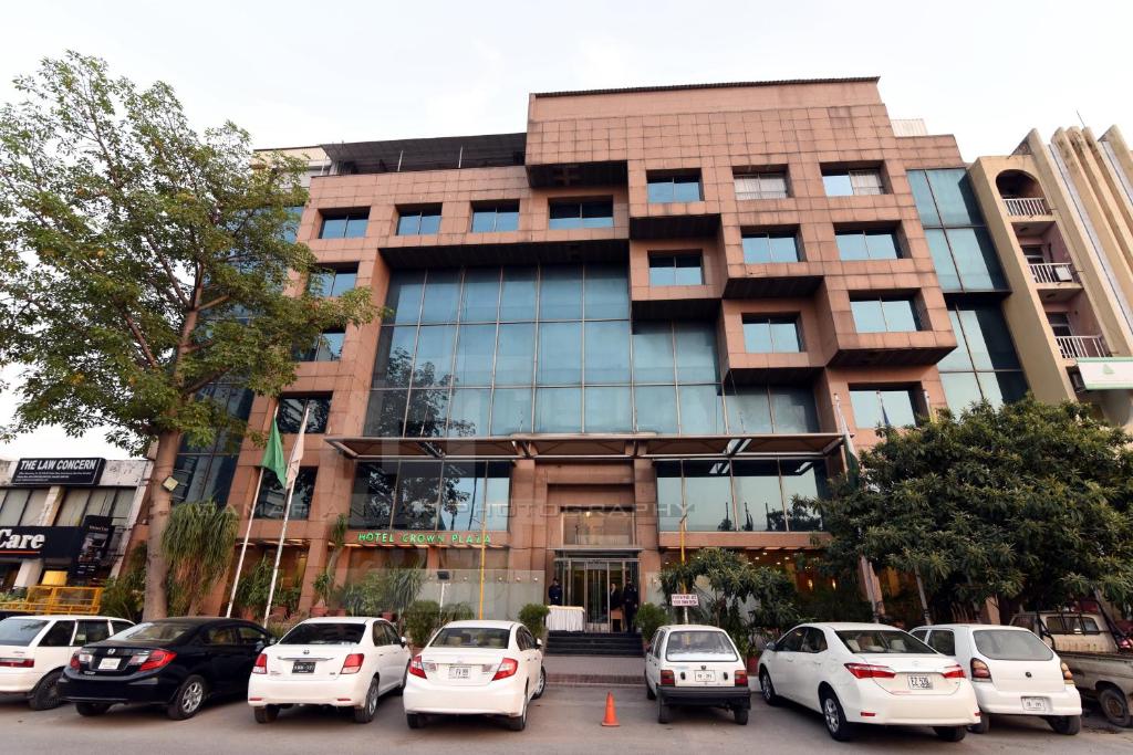 hotel-crown-plaza-islamabad-image-1 hotel-crown-plaza-islamabad-image-1